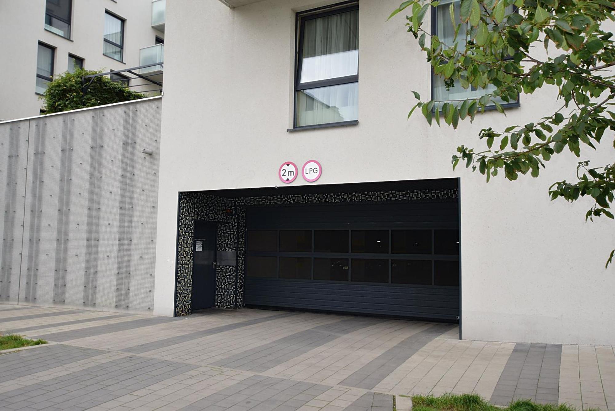 West / Parking Free Apartment *